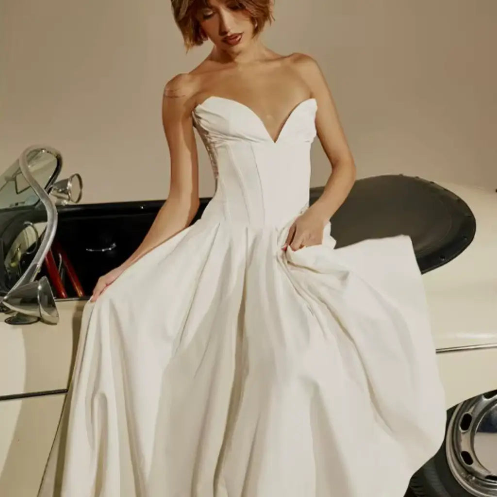 Vestido-Longo-Modelador-Eloise-Branco-Modelo-Sentada_4ed3a82c-a295-4584-b1c3-9f00e395e6d5