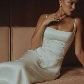 Vestido-Midi-Elegante-Lumiere-Modelo-Sentada_334e6981-3283-4b00-bbc6-3aca4e3d539e